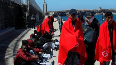 Migrações 450 migrantes que estavam em navios miltares desembarcaram em Pozallo