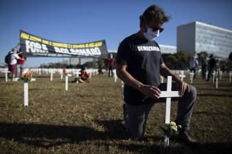 Mil cruzes em frente ao Congresso recordam a Bolsonaro vítimas da pandemia