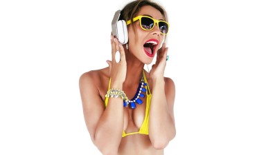 Mil milhões de pessoas em risco de perder audição por ouvir música alto