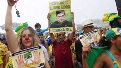 Milhares de brasileiros enchem as ruas contra a corrupção