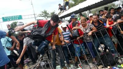 Milhares de hondurenhos saltam cordão policial na Guatemala e entram no México