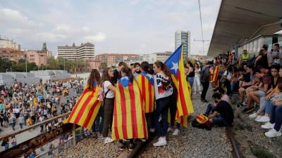 Milhares de manifestantes procuram bloquear transportes e apelam a protestos na Catalunha