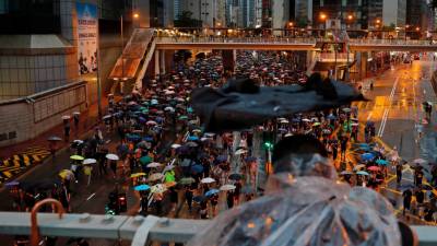 Milhares de manifestantes protestam à frente do parlamento de Hong Kong