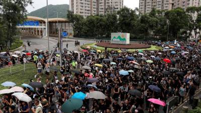 Milhares de manifestantes voltam a encher ruas de Hong Kong após noite de confrontos