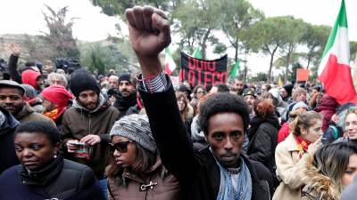 Milhares de militantes antifascistas italianos manifestam-se em Macerata