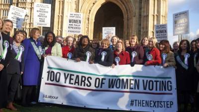 Milhares de mulheres celebram 100 anos de direito de voto no Reino Unido