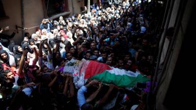Milhares de palestinianos participam em funeral de paramédica morta na fronteira Gaza