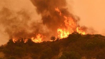 Milhares de pessoas deslocadas após incêndios no Canadá e nos EUA