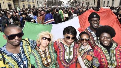 Milhares de pessoas manifestam-se em Milão contra o racismo e pelos direitos sociais