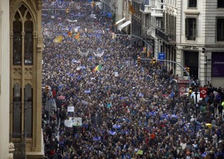 Milhares de pessoas marcham em Barcelona em apoio ao acolhimento de refugiados