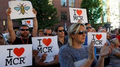 Milhares de pessoas numa vigília de homenagem às vítimas do atentado de Manchester