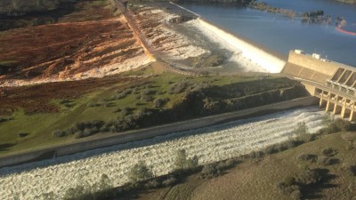 Milhares de pessoas retiradas devido a danos em barragem na Califórnia