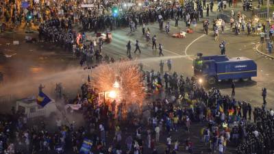 Milhares de romenos condenam em Bucareste violência policial em manifestação