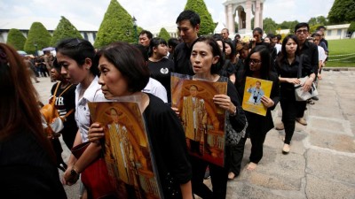 Milhares de tailandeses concentrados à frente do palácio real para homenagear rei falecido