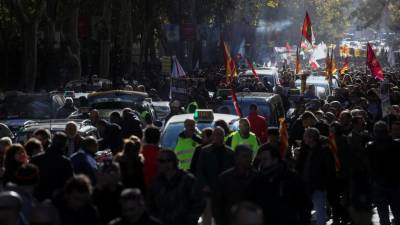 Milhares de taxistas espanhóis protestam contra Uber e Cabify