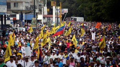 Milhares de venezuelanos exigem referendo revogatório de mandato presidencial