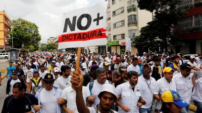 Milhares de venezuelanos marcham para homenagear vítimas