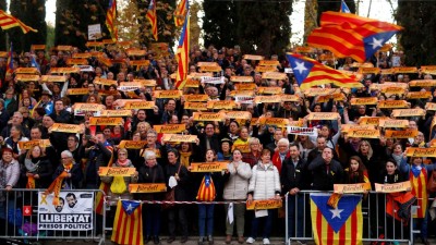 Milhares desfilam em Barcelona pela libertação de dirigentes independentistas