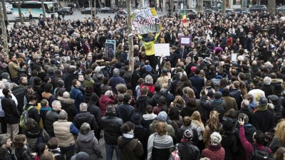 Milhares em protesto nas ruas de Paris