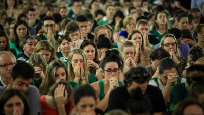 Milhares enchem igreja e estádio de Chapecó para velório das vítimas