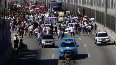Milhares manifestam-se na favela da eleita municipal assassinada no Rio de Janeiro