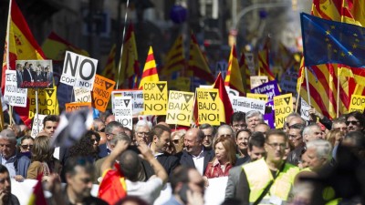 Milhares nas ruas de Barcelona contra “golpe separatista”
