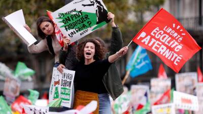 Milhares protestam nas ruas de Paris contra inseminação artificial de lésbicas e solteiras