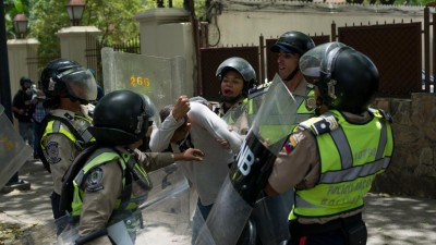 Militares bloqueiam estrada de acesso a Caracas