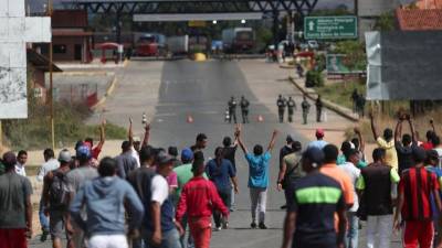 Militares da Venezuela dispersam manifestantes na fronteira com a Colômbia com gás lacrimogéneo