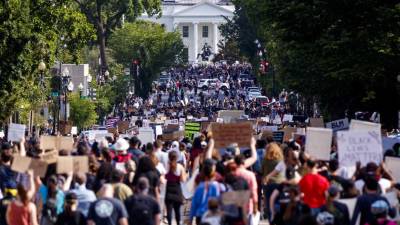 Militares destacados para protestos em Washington começam a regressar a casa