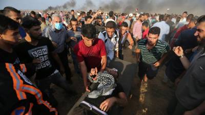 Militares israelitas matam um palestiniano e ferem 90 num protesto em Gaza