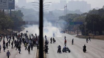 Militares tentam dispersar violentamente manifestantes opositores em Caracas