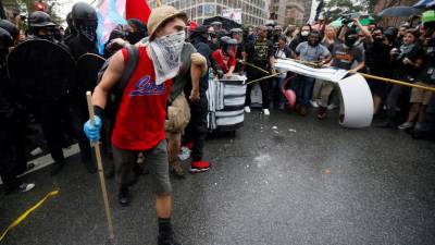 Mini-manifestação de neonazis em Washington rodeada por milhares de anti-fascistas