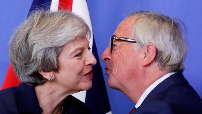Ministra britânica demite-se e aumenta pressão sobre Theresa May