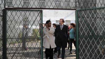 Ministra da Justiça visita mãe que abandonou bebé no lixo
