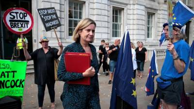 Ministra do Trabalho de Boris Johnson bate com a porta