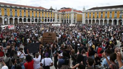 Ministra revê-se na razão do protesto contra o racismo, mas pede civismo