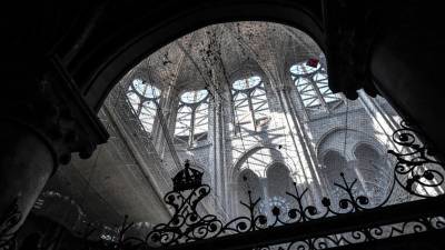 Ministério da Cultura francês anuncia queda de pedras do teto da catedral de Notre-Dame