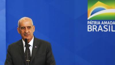 Ministro brasileiro nega risco de golpe militar mas alerta para “não esticarem a corda”