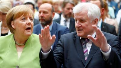 Ministro do Interior alemão demite-se em conflito com Merkel