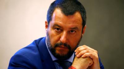 Ministro do interior italiano diverte-se na noite do acidente e gera indignação no país