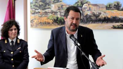 Ministro italiano defende bata obrigatória nas escolas apesar de fazer lembrar Mussolini