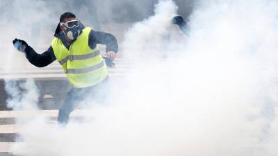 Mobilização de “coletes amarelos” baixa em França, tensão nas fronteiras