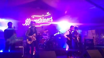 Moonshiners em grande na Praça Amarela