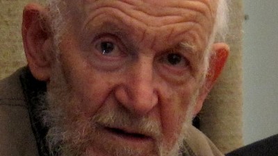 Morreu aos 90 anos Gustav Metzger, inventor da arte autodestrutiva