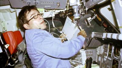 Morreu o astronauta John Young, pioneiro das saídas no espaço