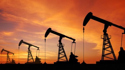 Moscovo e Riade acordam prolongamento da redução da produção de petróleo até 2018