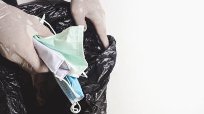 Máscaras descartáveis devem ser deitadas ao lixo e não na reciclagem ou rua