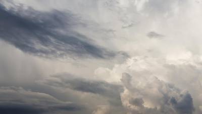 Muitas nuvens e possibilidade de chuva