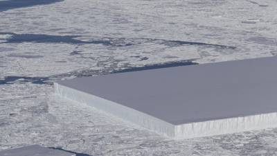 NASA descobre invulgar iceberg rectangular na Antártida